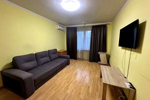 квартира за адресою Анни Ахматової вул., 28