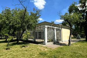 комерційна за адресою пл. Гірницької Слави, 4