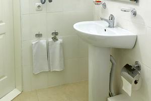 комерційна за адресою Дипломатична, 4г