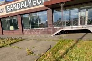 комерційна за адресою Дніпровська набережна вул., 13