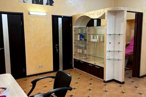 комерційна за адресою Подільська вул., 175