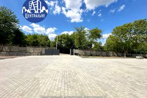 комерційна за адресою Комунальників вул., 2