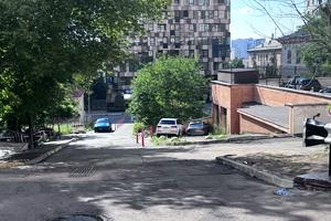 паркомісце за адресою Василя Тютюнника вул. (Анрі Барбюса), 5-В