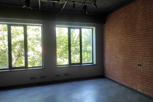 комерційна за адресою Літературна вул., 12