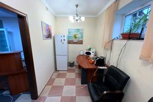 комерційна за адресою Довженка вул., 6а