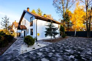 будинок за адресою с. Іванковичі, мальовнича