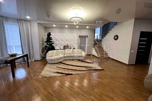 будинок за адресою Центральна вул., 4