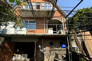будинок за адресою Центральна вул., 9