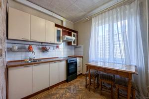 квартира за адресою Анни Ахматової вул., 6