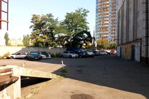 паркомісце за адресою Березняківська вул., 21