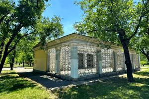 комерційна за адресою пл. Гірницької Слави, 4
