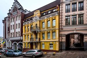 комерційна за адресою Воздвиженська вул., 43