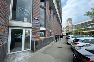 комерційна за адресою Львівська пл., 1