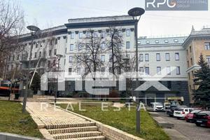 комерційна за адресою Прорізна вул., 8