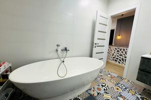будинок за адресою Володимира Івасюка вул. (Грибоєдова)