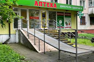 комерційна за адресою 15 Квітня вул., 1