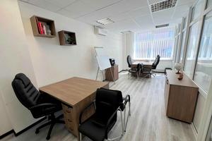 комерційна за адресою Раїси Окіпної вул., 4-Б