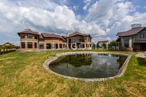 комерційна за адресою Каштанова вул., 7