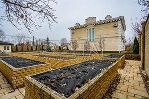 будинок за адресою Вишнева вул.