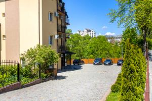 комерційна за адресою Роксолани вул., 8