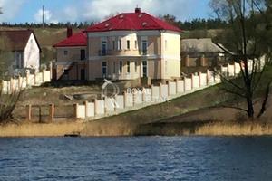 будинок за адресою с. Леонівка, набережна