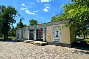 комерційна за адресою пл. Гірницької Слави, 4