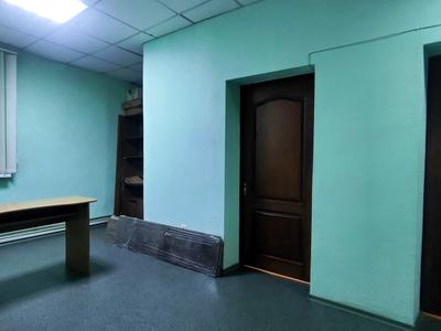 комерційна за адресою Макарова вул. (Більшовицька), 10
