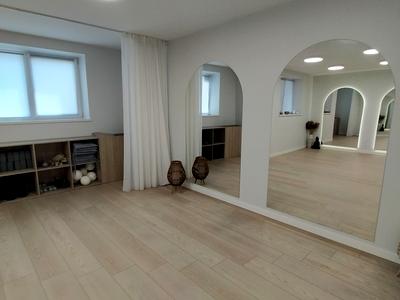 комерційна за адресою Миру вул., 7