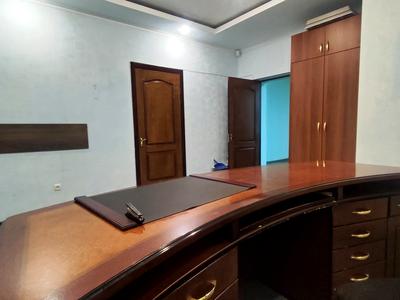 комерційна за адресою Макарова вул. (Більшовицька), 10