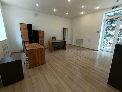 комерційна за адресою Інститутська вул., 28