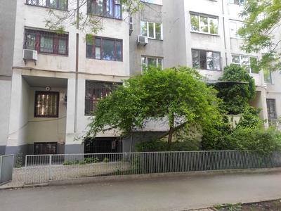 комерційна за адресою Базарна вул., 1