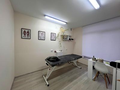 комерційна за адресою Залізнична вул., 42