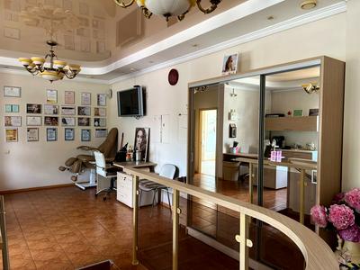 комерційна за адресою Богдана Хмельницького вул., 52