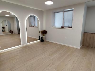 комерційна за адресою Миру вул., 7
