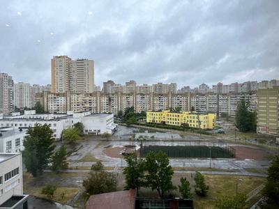 квартира за адресою Анни Ахматової вул., 13