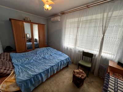 квартира за адресою Олександра Кошиця вул. (Паризької Комуни), 3
