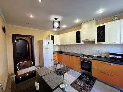 квартира за адресою Юності, 3