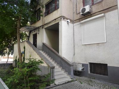 комерційна за адресою Базарна вул., 1