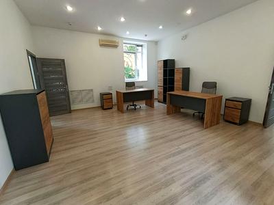 комерційна за адресою Інститутська вул., 28