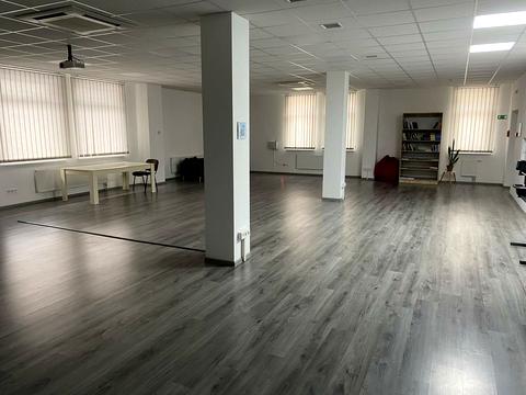 комерційна за адресою Кам'янецька вул., 1