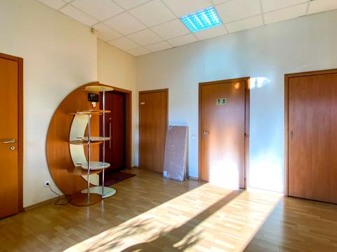 комерційна за адресою Королеви Єлизавети ІІ вул. (Глинки), 1