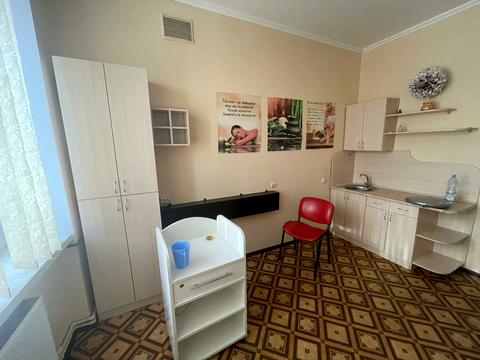 комерційна за адресою Леся Курбаса вул., 7