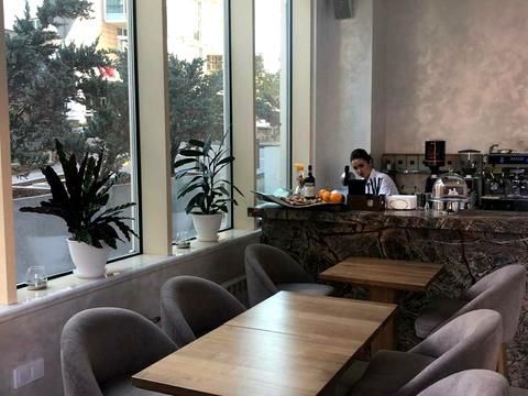 комерційна за адресою Новоселицька вул., 10