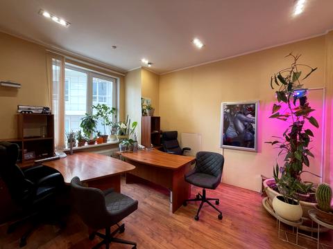 комерційна за адресою Добровольців вул. (Маршала Говорова), 18