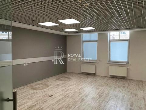 комерційна за адресою Володимирська вул., 38