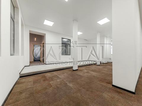 комерційна за адресою Володимирська вул., 4