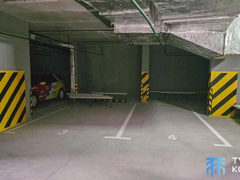 паркомісце за адресою Дніпровська набережна вул., 17-В