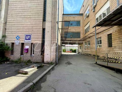 комерційна за адресою Салютна вул., 5Б