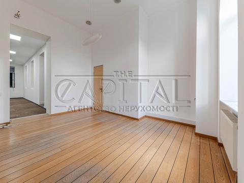 комерційна за адресою Володимирська вул., 4