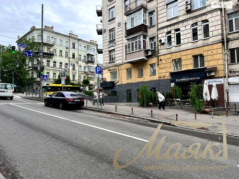 комерційна за адресою Саксаганського вул., 61